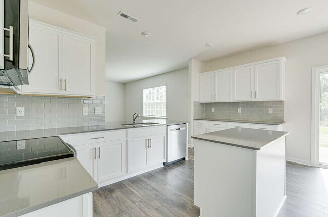 Building Photo - Spacious 4-Bed Gem with 2.5 Baths in Fuqua...