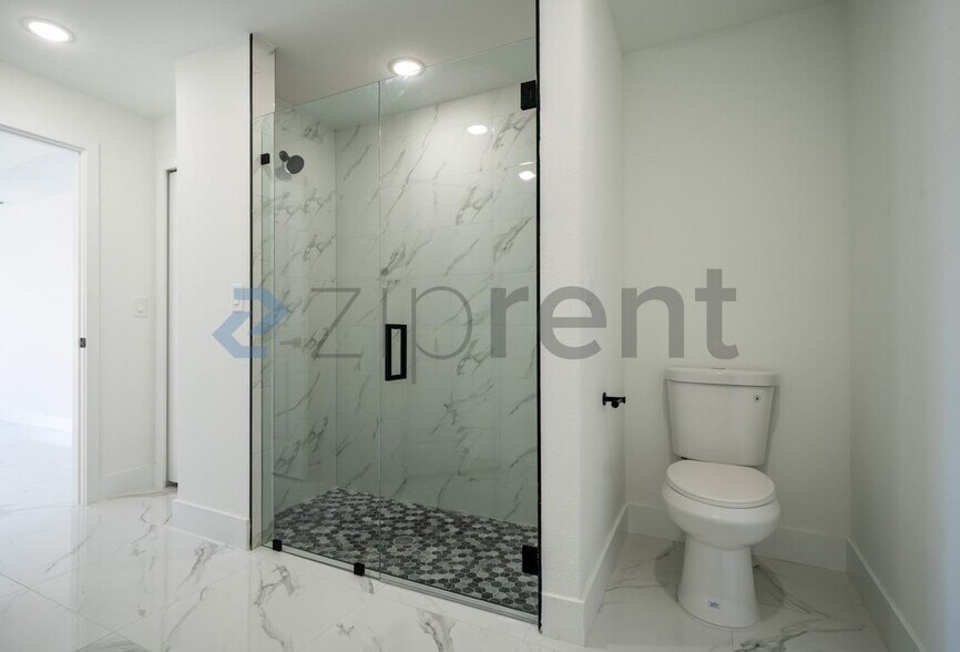 Building Photo - 4117 NE 16th Ave