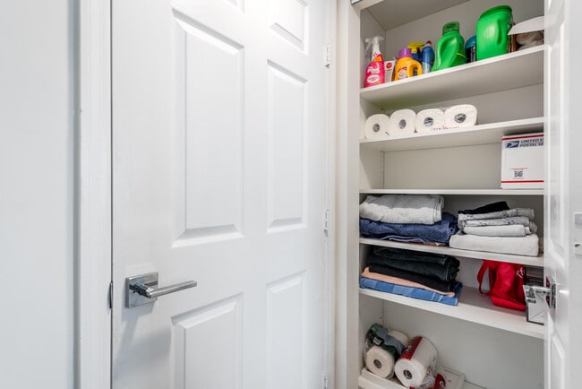 Building Photo - 1723 SW 2nd Ave