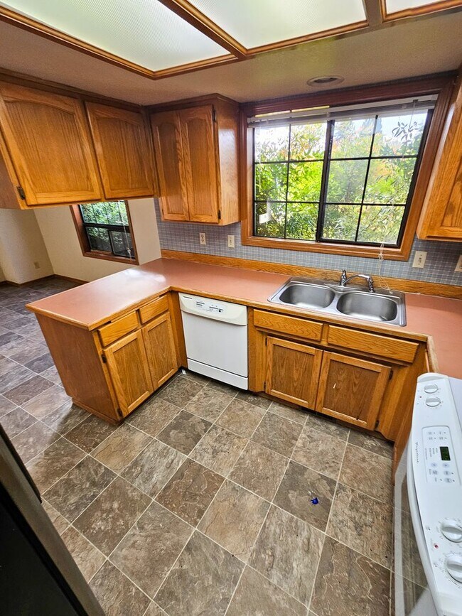 Building Photo - 1097 Summer Breeze Dr N