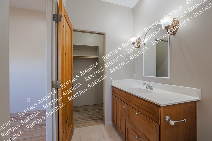 Building Photo - 14731 E Dixileta Dr