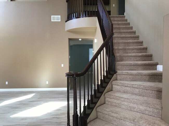 Building Photo - Beautiful Plumas Lake Home