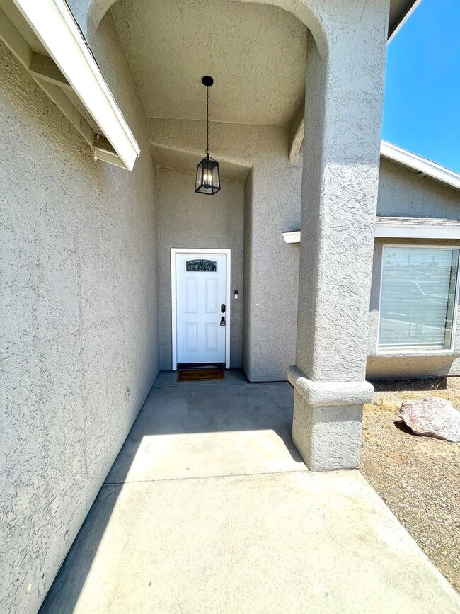 Building Photo - Luxurious Fully Furnished 3 Bedroom Home with Garage!