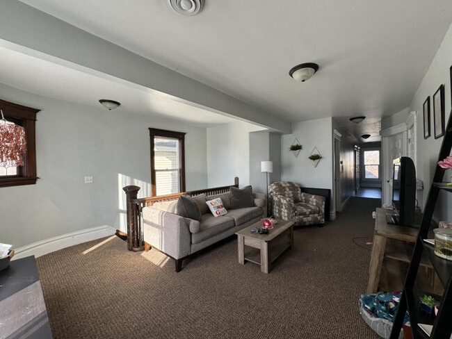 Building Photo - 1106 1/2 hammond ave