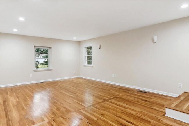 Building Photo - 5 BR 4.5 BA home with inground heated pool and extensive hardscape!