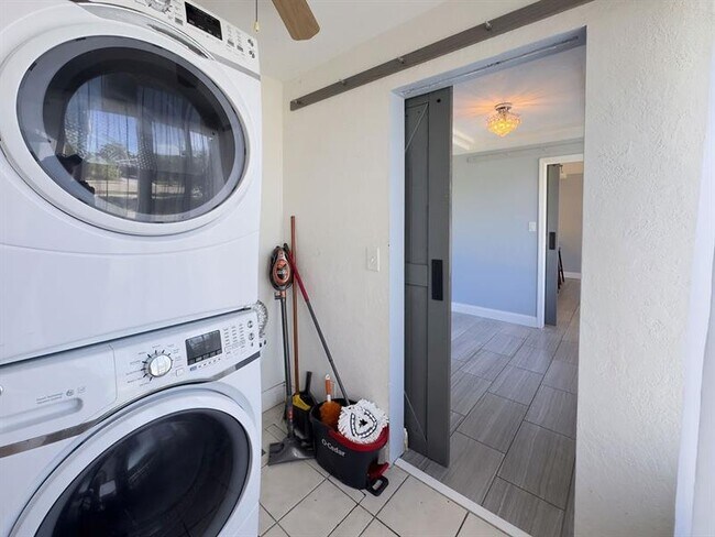 Building Photo - 902 NE 34th St