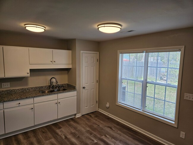 Building Photo - Lovely 2br 2.5ba End Unit Townhome! Availa...
