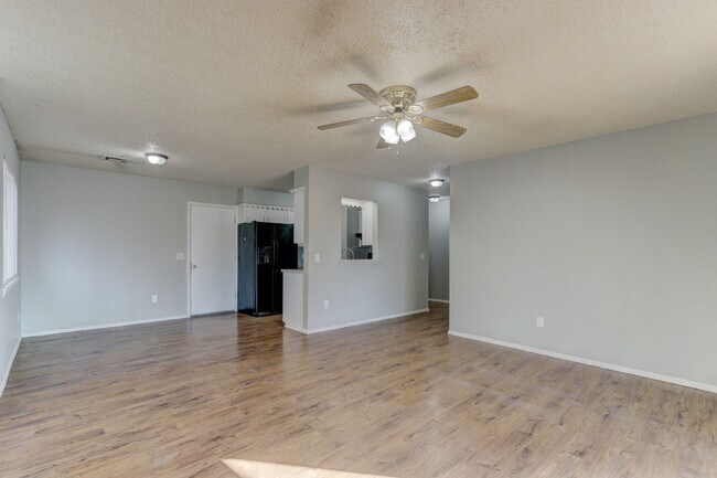 Building Photo - 4 bed house in Yukon!