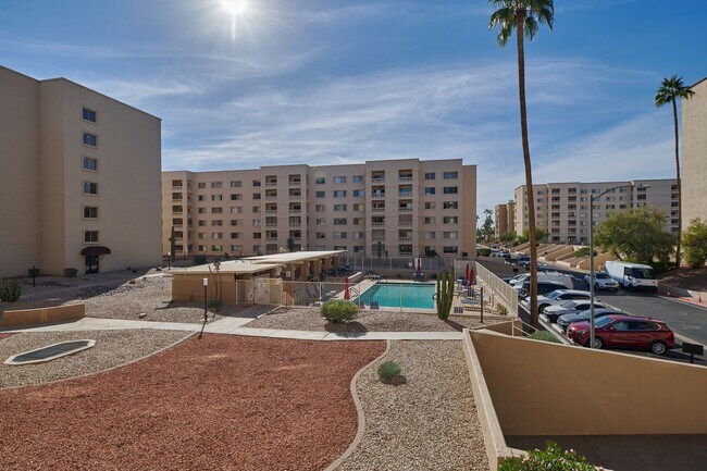 Building Photo - E Camelback