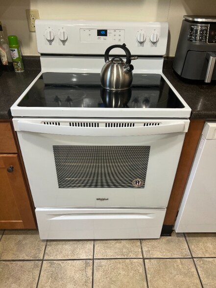 Building Photo - 559 Malletts Bay Ave