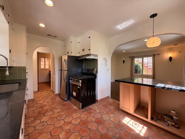 Building Photo - 939 Hammond St