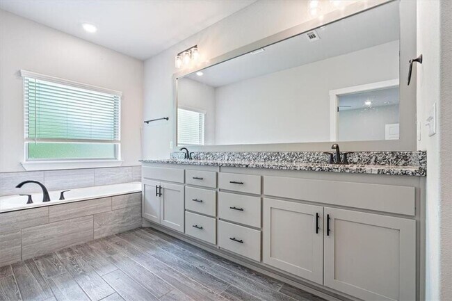 Building Photo - 3500 SW Lucretia Rd