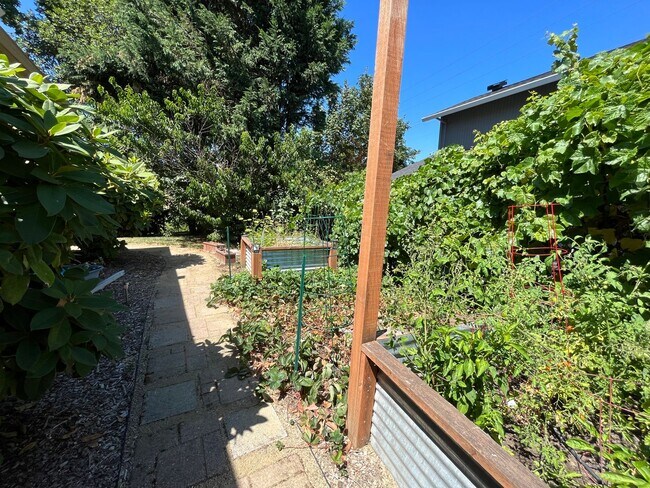 Building Photo - Beautiful 4Bd + 3Ba in Portland!! Offers Beautiful Outdoor Views and Great Gardening Backyards!!