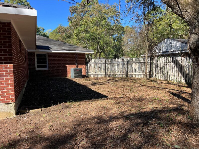 Building Photo - 3653 Cloverdale Rd