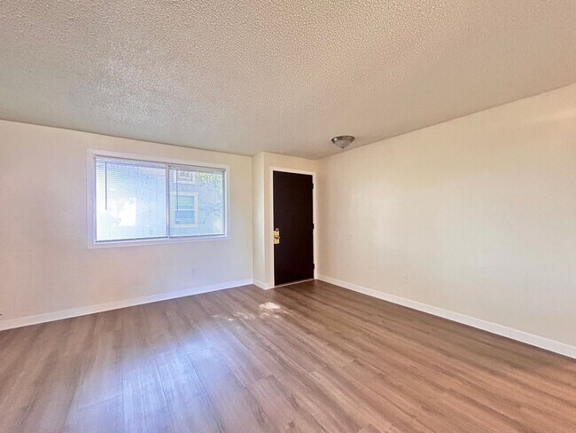 Building Photo - Charming Ground-Level 1 Bed with In-Unit Laundry