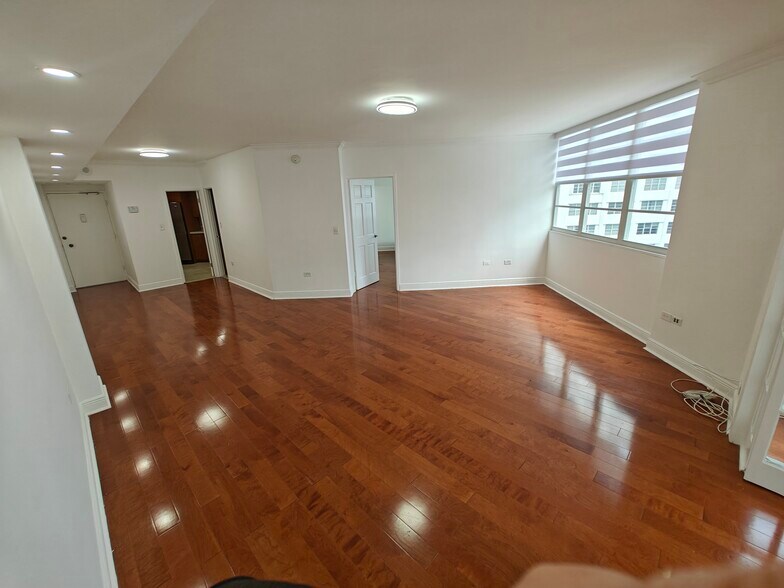 Building Photo - 825 Brickell Bay Dr