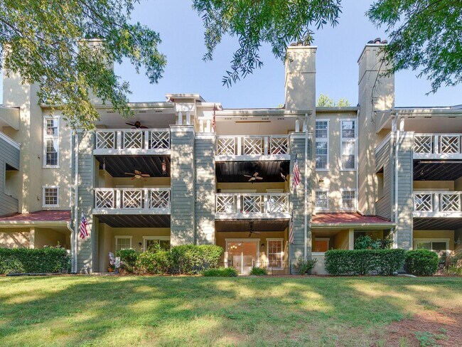 Building Photo - Amenity rich water front condo ready for move in!