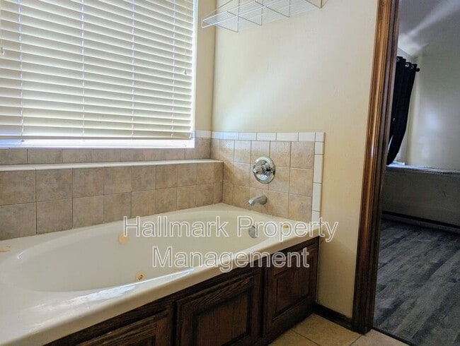 Building Photo - 2705 SE 92nd Cir