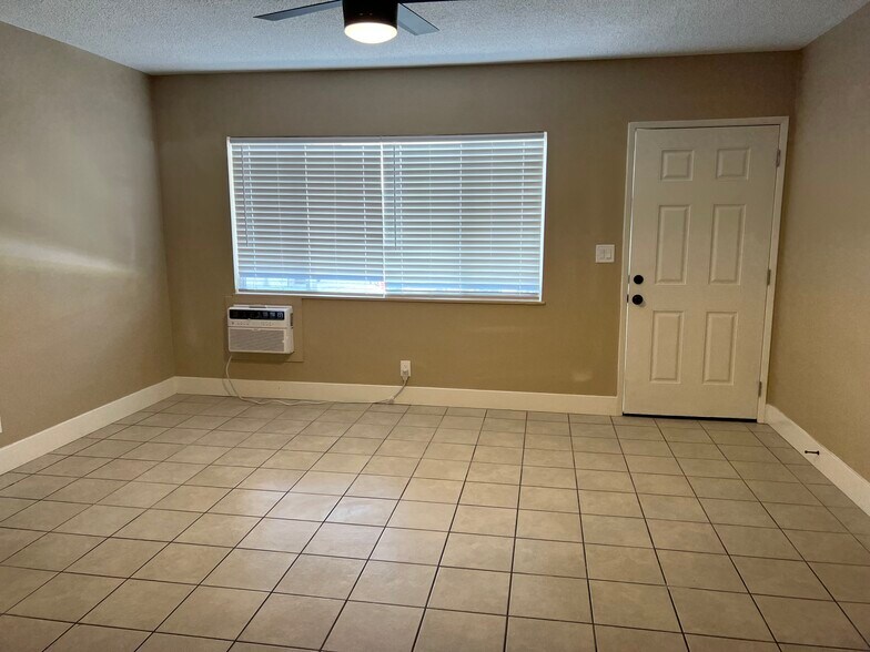 Livingroom - 574 N Wilson Ave
