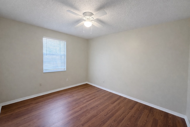 Building Photo - Woodlands / Lakeside Estates