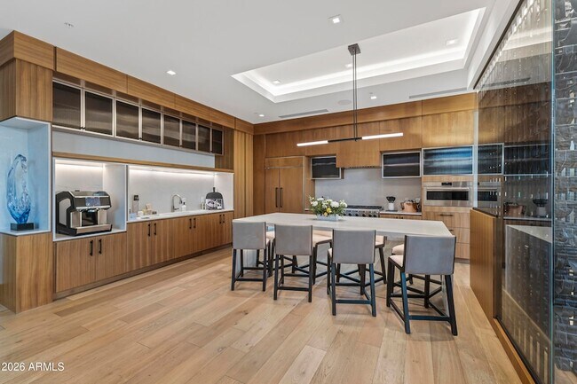 Building Photo - 6587 N Palmeraie Blvd