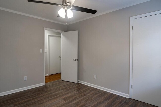 Building Photo - 3599 Lower Roswell Rd