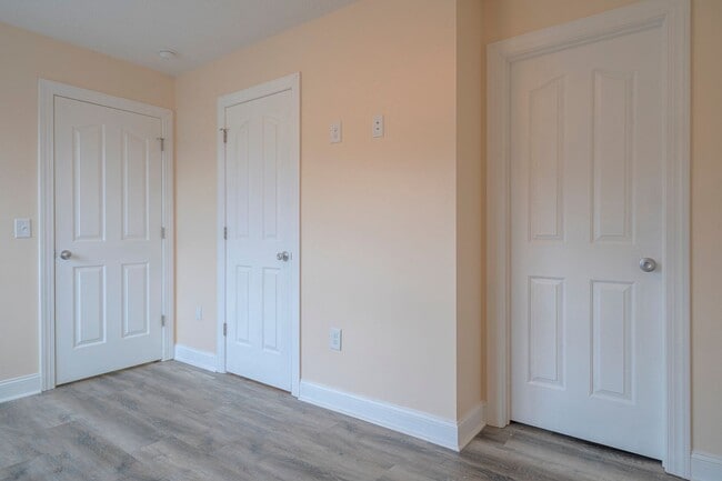 Building Photo - Oak Tree Townhome | 4 Bed, 4.5 Bath | Available Now!