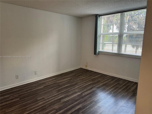 Building Photo - 250 Jacaranda Dr