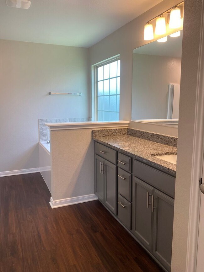 Building Photo - 4 BEDROOM CORNER LOT