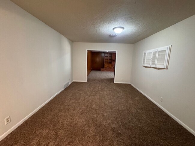 Building Photo - 3 bed 2 bath in a great neighborhood in Norman, Refreshed and ready for move in, 200 0ff by May 1st!