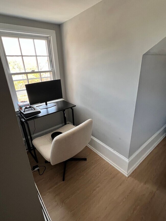 Building Photo - Pennington Rd, Ewing, NJ – 6BR / 2BA. Large single-family home near TCNJ with spacious driveway