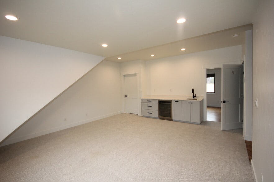 Building Photo - 1023 Creekview Dr