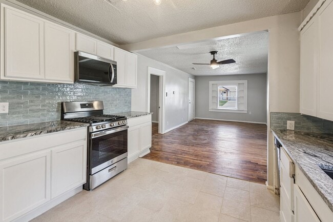 Building Photo - Beautifully renovated 2/1!
