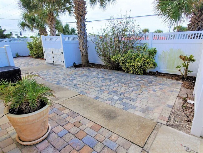 Building Photo - Remodeled Beachside Townhome-Steps from the Beach