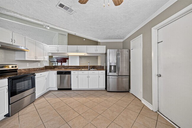 Building Photo - 15815 Thistledew Dr