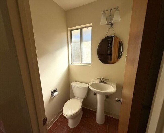 Building Photo - Beautiful 4 bedrooms 2.5 bath home