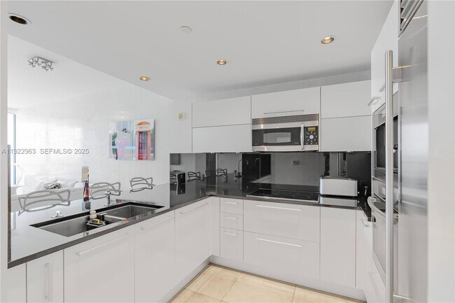 Building Photo - 17121 Collins Ave