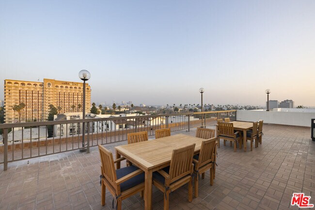 Building Photo - 325 N Oakhurst Dr