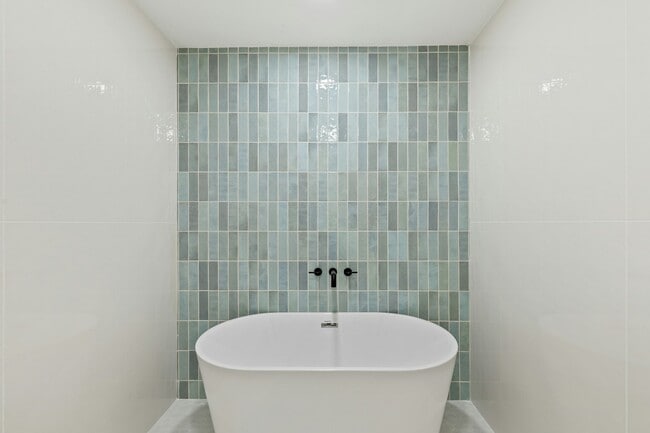 Building Photo - 15655 Regal Hill Cir