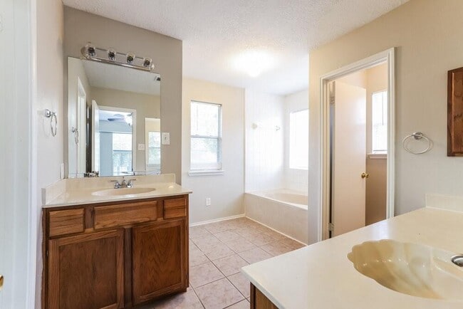 Building Photo - 3810 Village Well Dr