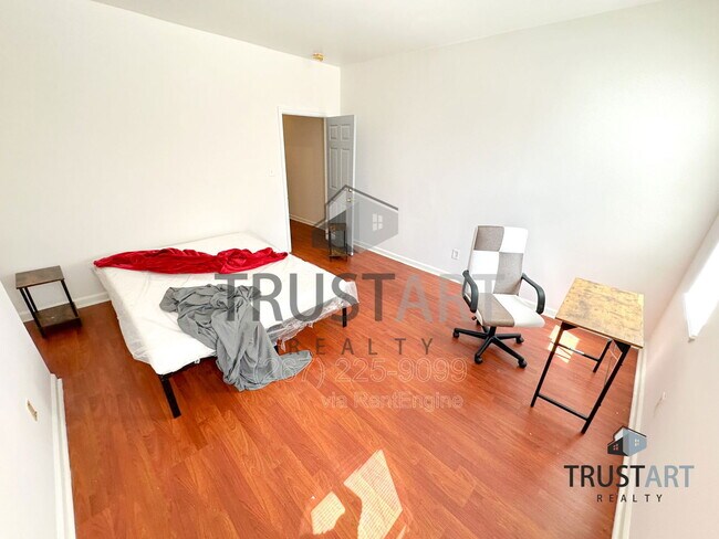 Building Photo - 2254 N Park Ave