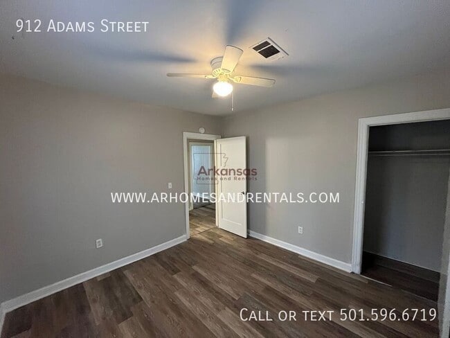 Building Photo - 912 Adams St