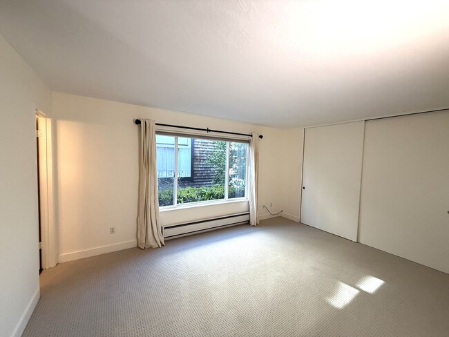 Building Photo - LARGE UPDATED TWO BEDROOM / TWO BATHROOM G...