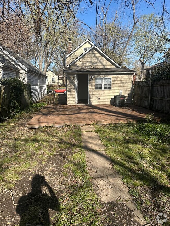 Building Photo - Cozy 2 bedroom home 2 blocks from Carondel...