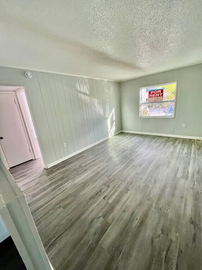 Building Photo - 927 N Iowa Ave