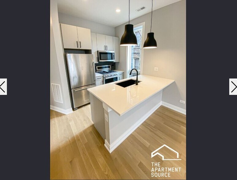 Building Photo - 1050 W Cornelia Ave