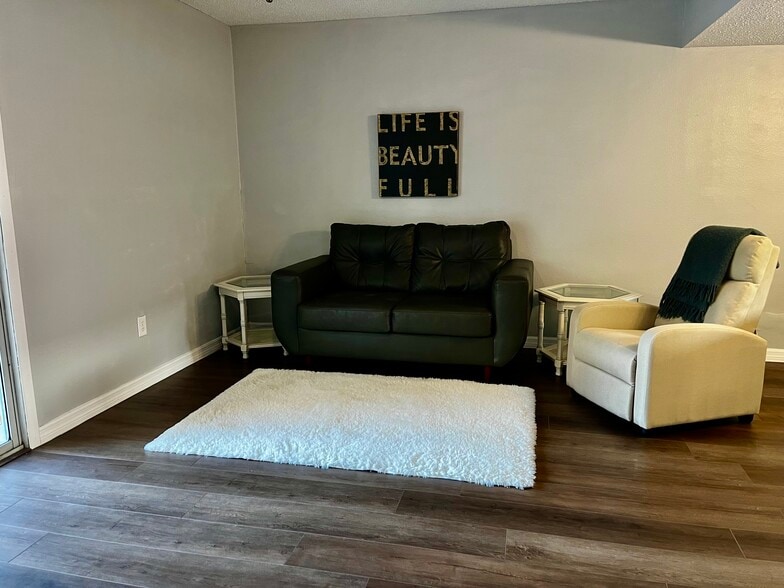 Building Photo - 144 Douglas Rd W