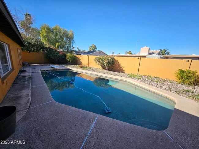 Building Photo - 1320 W Pecos Ave