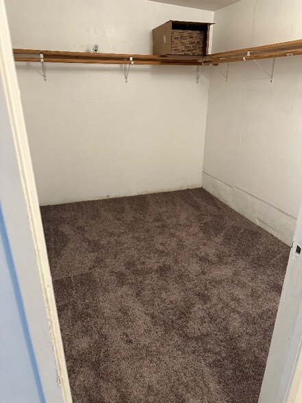 Building Photo - 260 E 46th St