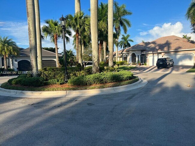 Building Photo - 2534 Poinciana Dr